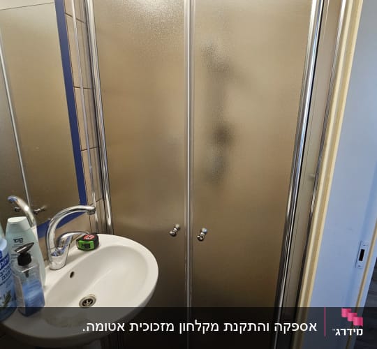 דלתות מקלחת זכוכית עם ידיות מתכת